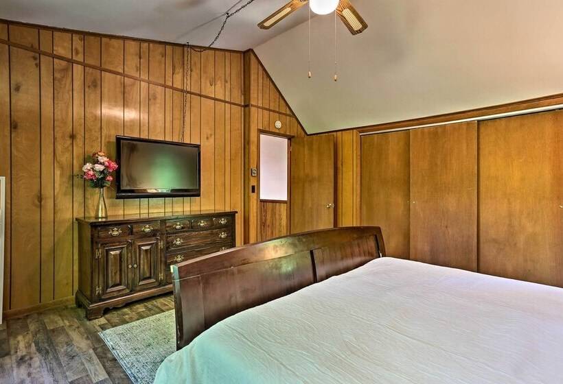 Cozy Tobyhanna Cabin W/ Hot Tub + Resort Amenities