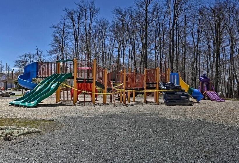 Cozy Tobyhanna Cabin W/ Hot Tub + Resort Amenities