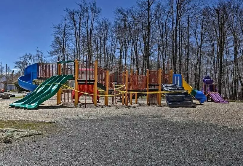 Cozy Tobyhanna Cabin W/ Hot Tub + Resort Amenities