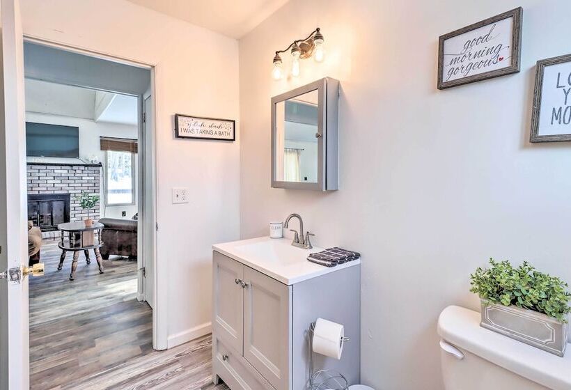 Cozy Tobyhanna Cabin W/ Hot Tub + Resort Amenities