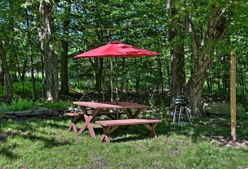 Cozy Tobyhanna Cabin W/ Hot Tub + Resort Amenities