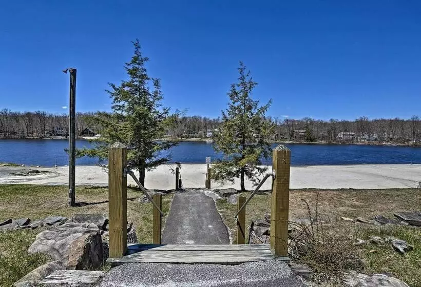 Cozy Tobyhanna Cabin W/ Hot Tub + Resort Amenities