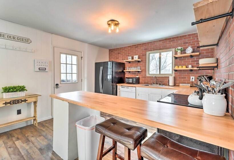 Cozy Tobyhanna Cabin W/ Hot Tub + Resort Amenities