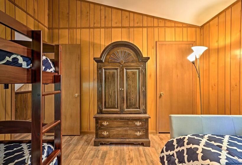 Cozy Tobyhanna Cabin W/ Hot Tub + Resort Amenities