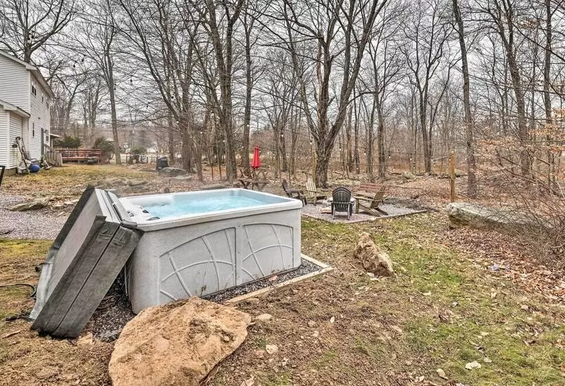 Cozy Tobyhanna Cabin W/ Hot Tub + Resort Amenities