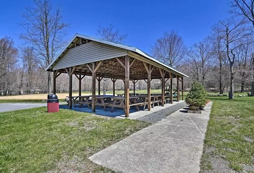 Cozy Tobyhanna Cabin W/ Hot Tub + Resort Amenities