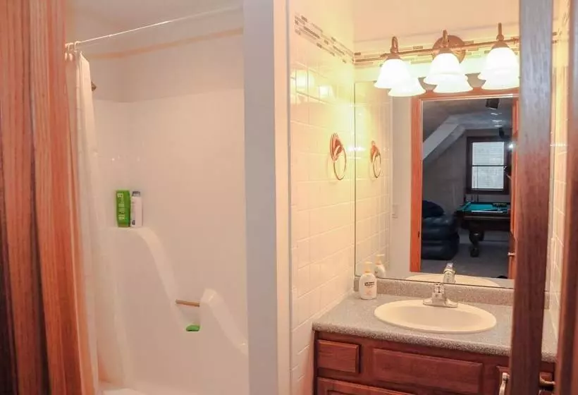 Troutfest  Riverfront Norfork Home, Great Fishing