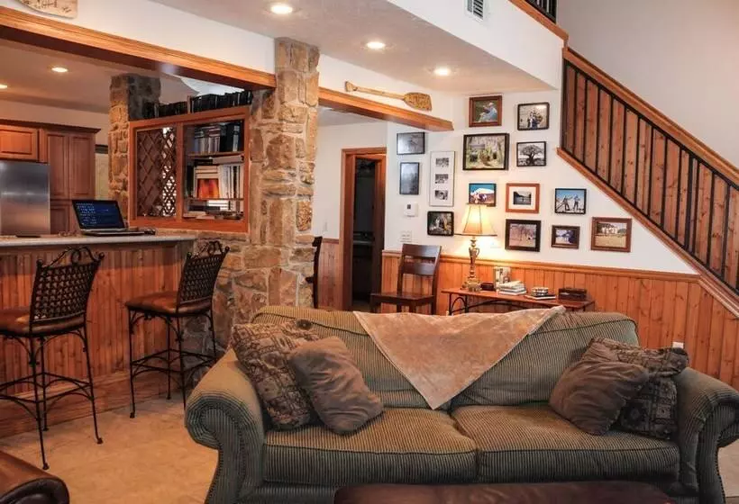 Troutfest  Riverfront Norfork Home, Great Fishing