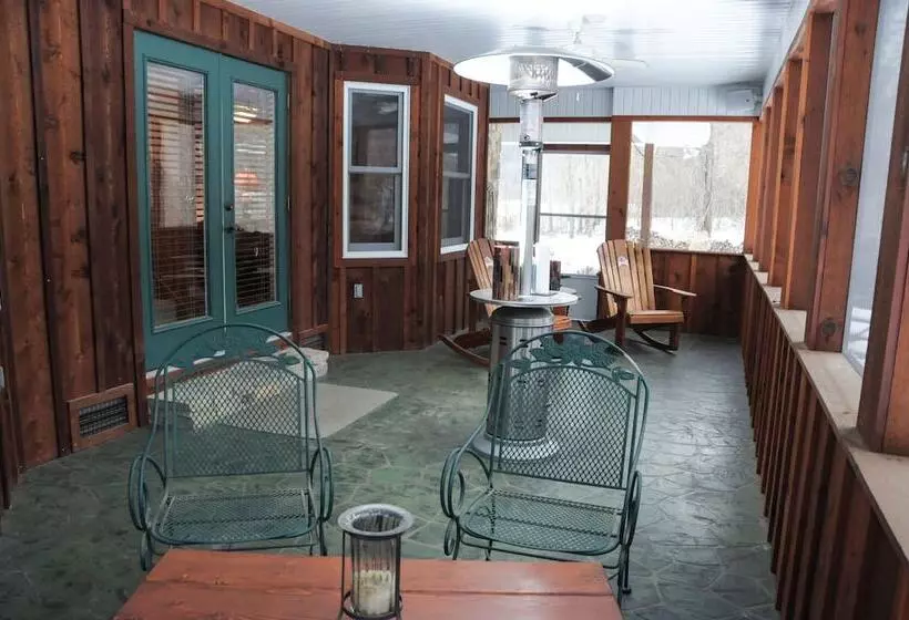 Troutfest  Riverfront Norfork Home, Great Fishing