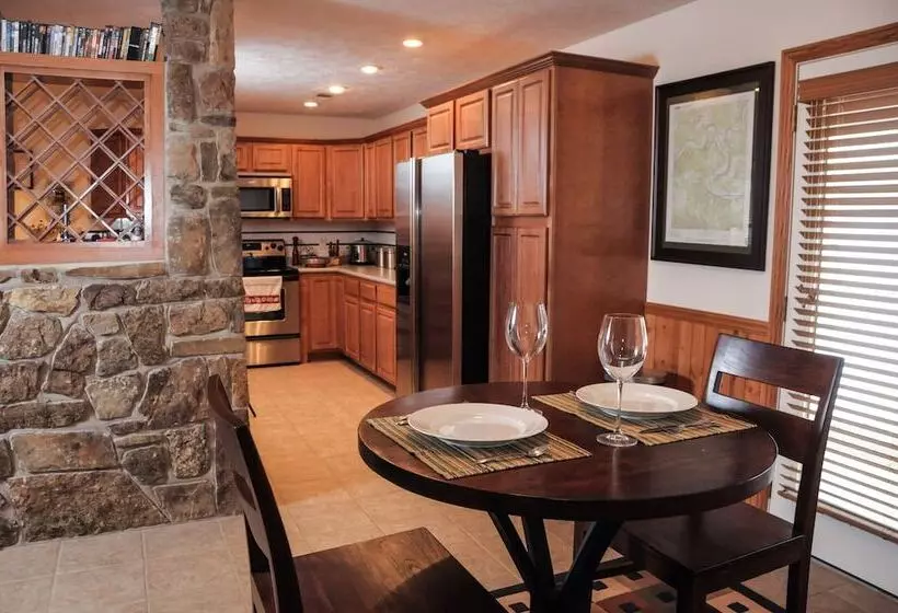 Troutfest  Riverfront Norfork Home, Great Fishing