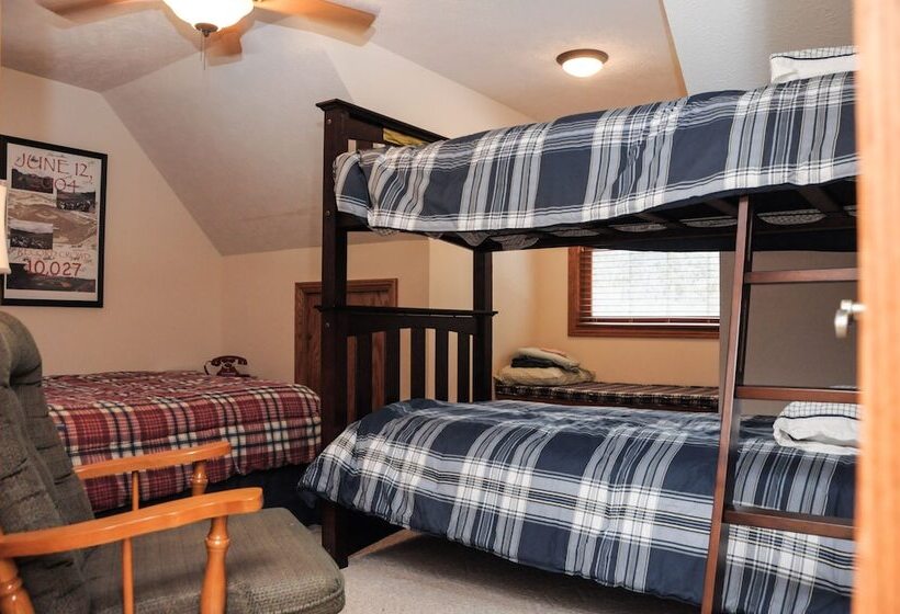 Troutfest  Riverfront Norfork Home, Great Fishing