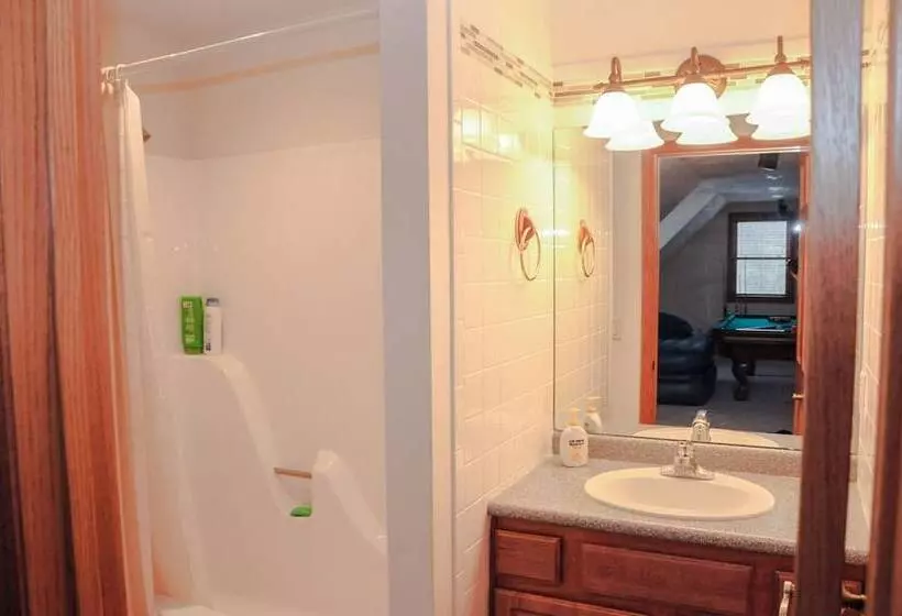 Troutfest  Riverfront Norfork Home, Great Fishing