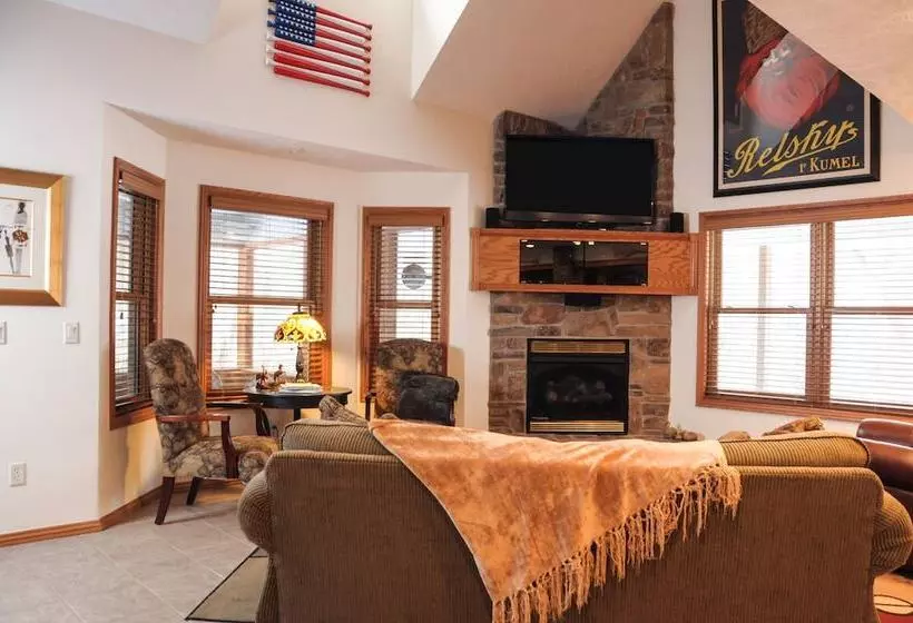 Troutfest  Riverfront Norfork Home, Great Fishing