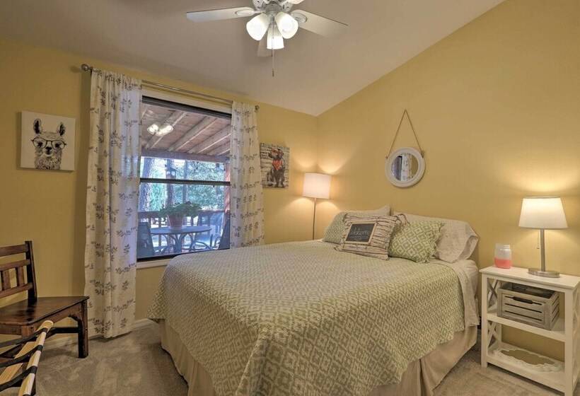 Updated Strawberry Family Cabin W/ 2 Private Decks