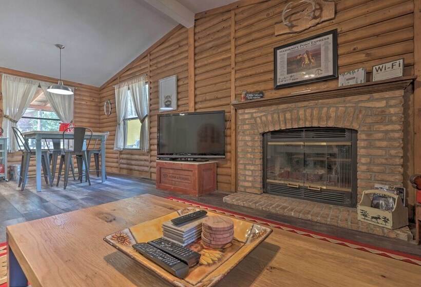 Updated Strawberry Family Cabin W/ 2 Private Decks