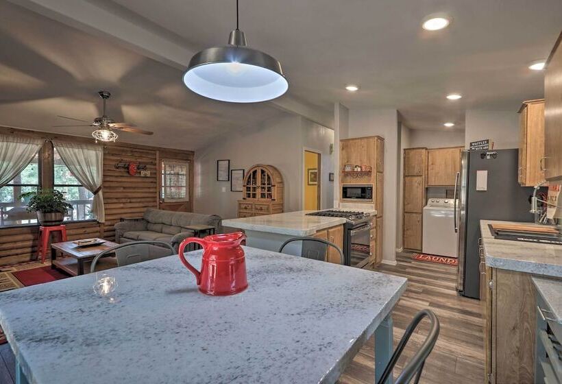 Updated Strawberry Family Cabin W/ 2 Private Decks