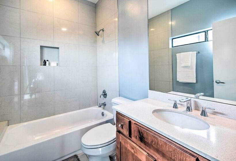 Well Appointed Houston Home: 1 Mile To Midtown!