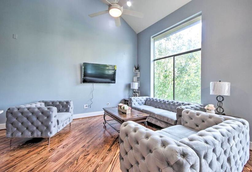 Well Appointed Houston Home: 1 Mile To Midtown!