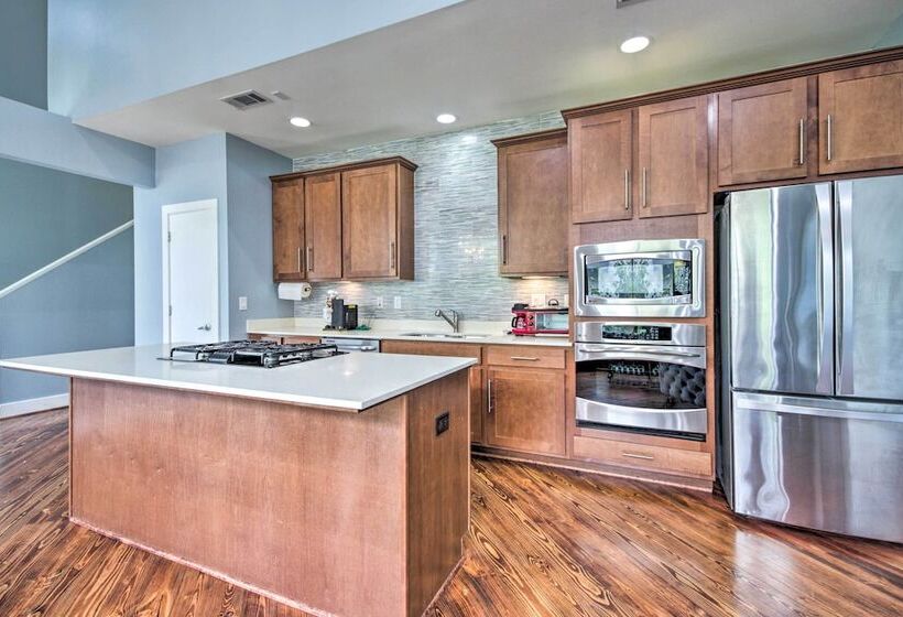 Well Appointed Houston Home: 1 Mile To Midtown!