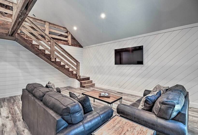 All Encompassing Lakehouse W/ Modern Accents!