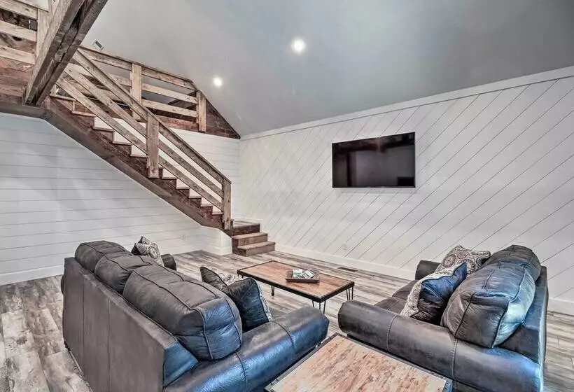 All Encompassing Lakehouse W/ Modern Accents!