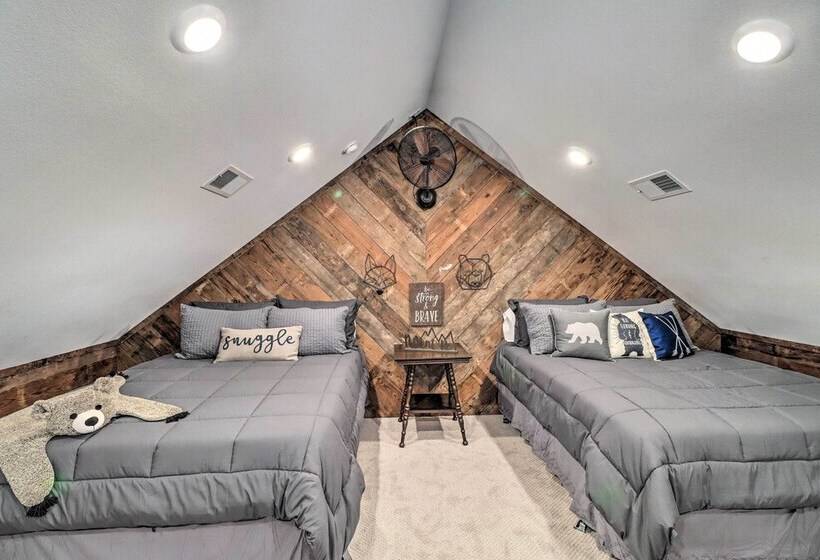 All Encompassing Lakehouse W/ Modern Accents!