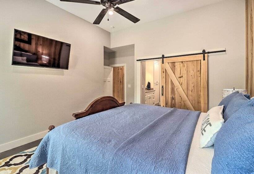 All Encompassing Lakehouse W/ Modern Accents!