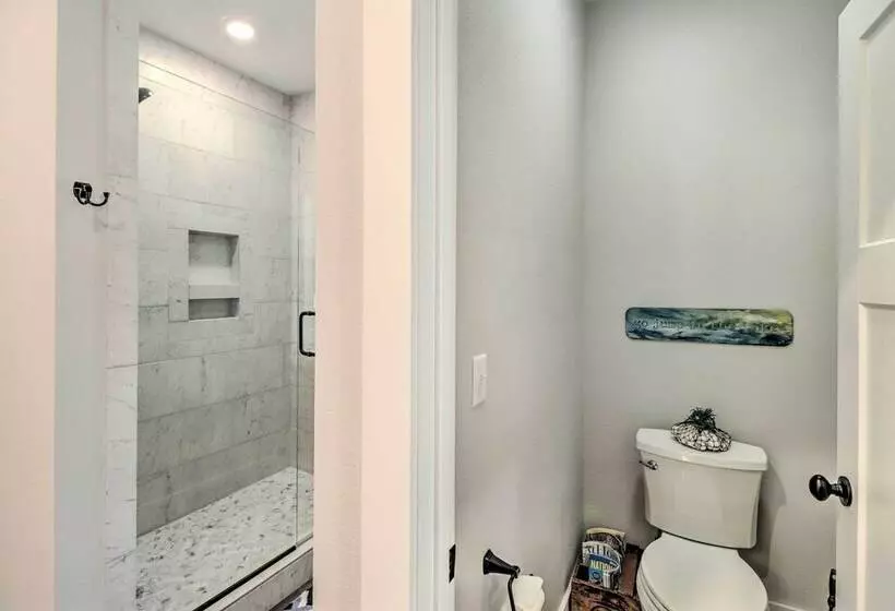 All Encompassing Lakehouse W/ Modern Accents!