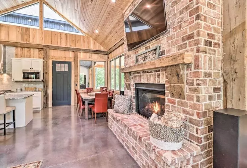 All Encompassing Lakehouse W/ Modern Accents!