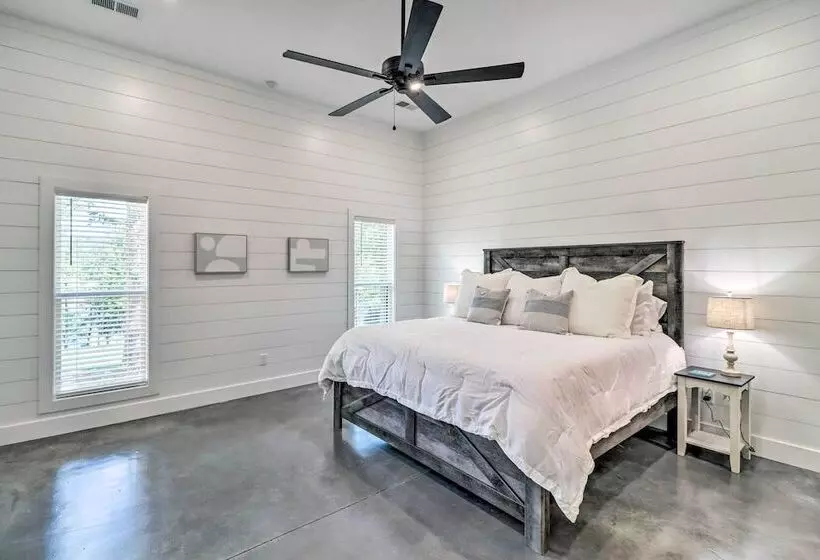 All Encompassing Lakehouse W/ Modern Accents!