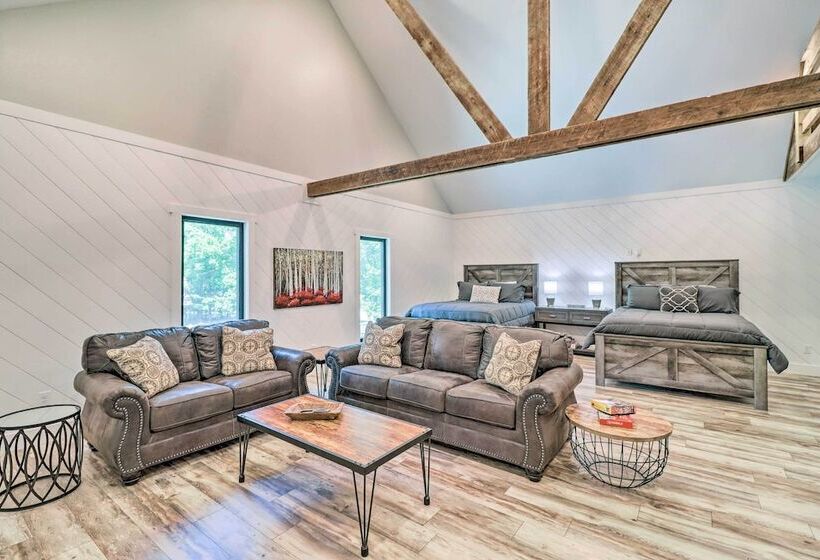 All Encompassing Lakehouse W/ Modern Accents!