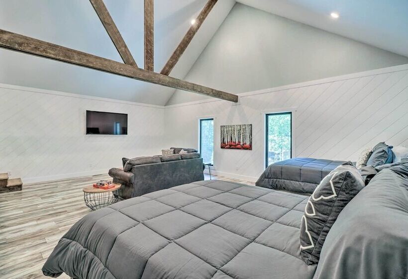 All Encompassing Lakehouse W/ Modern Accents!