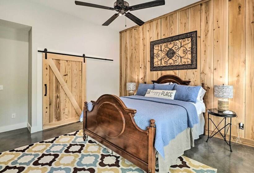 All Encompassing Lakehouse W/ Modern Accents!