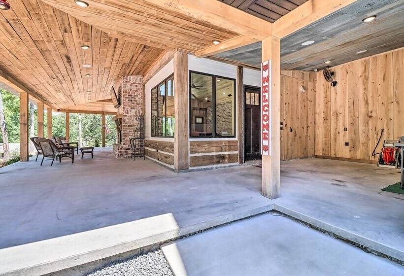 All Encompassing Lakehouse W/ Modern Accents!