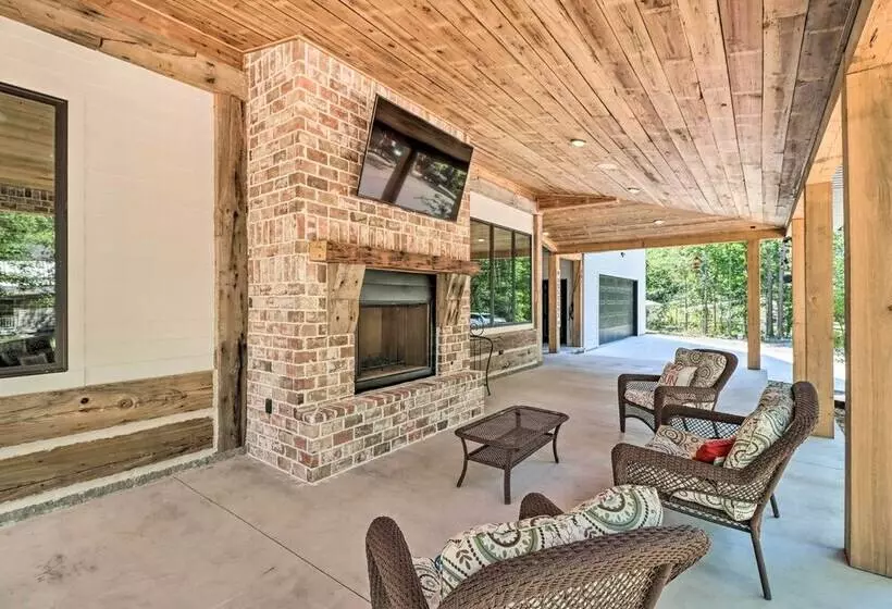 All Encompassing Lakehouse W/ Modern Accents!