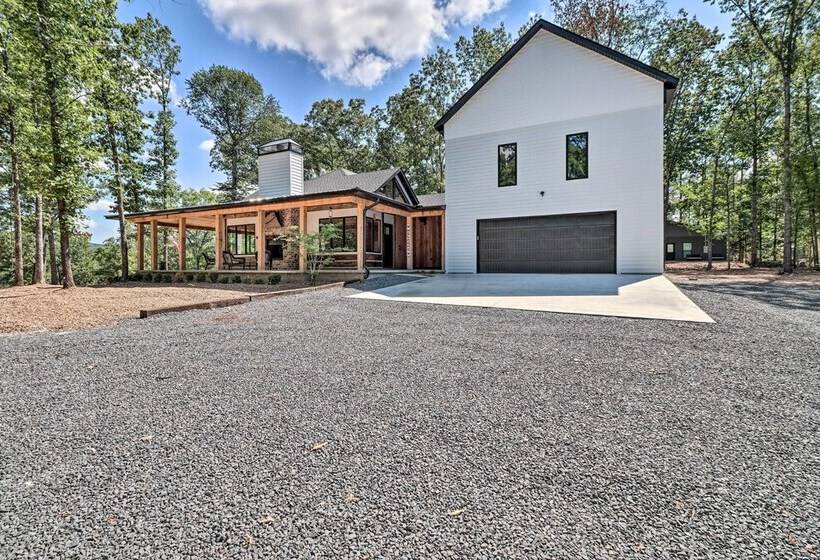 All Encompassing Lakehouse W/ Modern Accents!