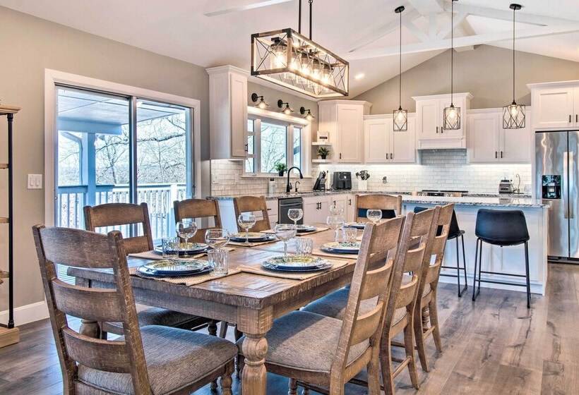 Beautiful Lakeview Home: Near Bull Shoals Lake!