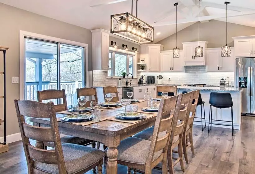 Beautiful Lakeview Home: Near Bull Shoals Lake!