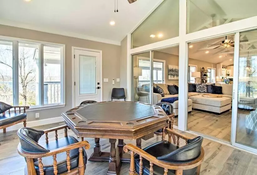 Beautiful Lakeview Home: Near Bull Shoals Lake!