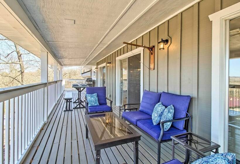 Beautiful Lakeview Home: Near Bull Shoals Lake!