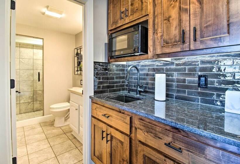 Beautiful Lakeview Home: Near Bull Shoals Lake!