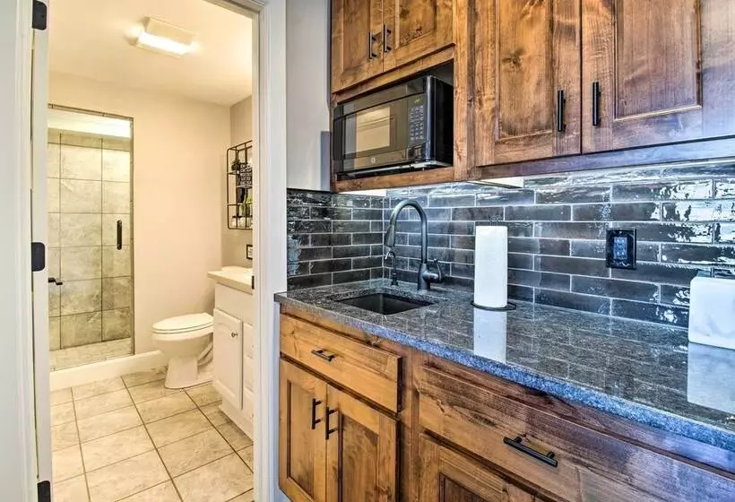 Beautiful Lakeview Home: Near Bull Shoals Lake!