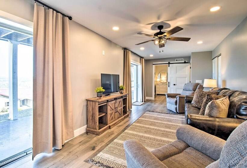 Beautiful Lakeview Home: Near Bull Shoals Lake!