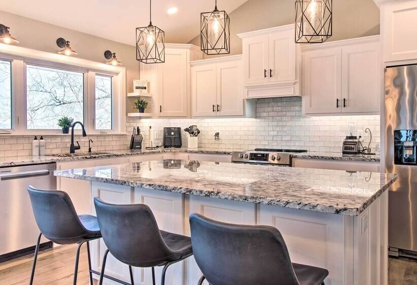 Beautiful Lakeview Home: Near Bull Shoals Lake!