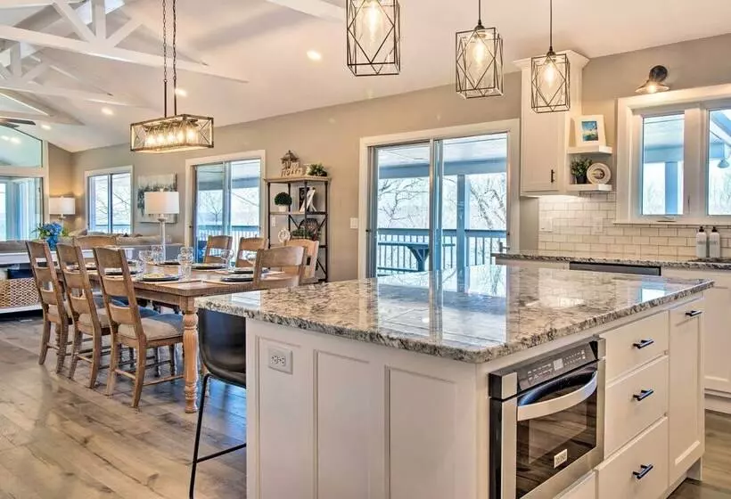 Beautiful Lakeview Home: Near Bull Shoals Lake!