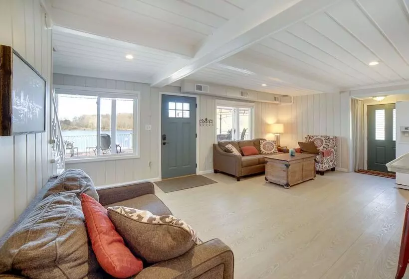 Big Pine Island Lake Cottage W/ Boat Dock & Kayaks