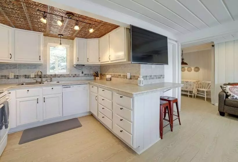 Big Pine Island Lake Cottage W/ Boat Dock & Kayaks