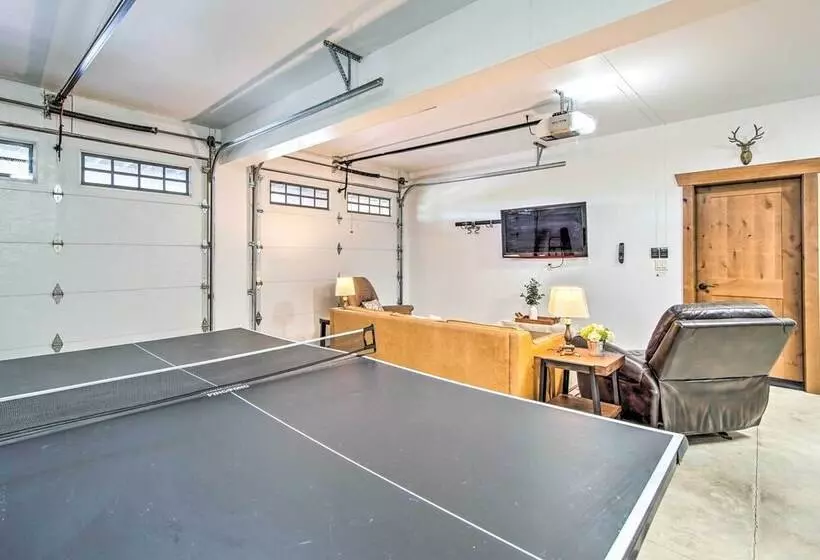 Cle Elum Cabin W/ Hot Tub & Breathtaking View