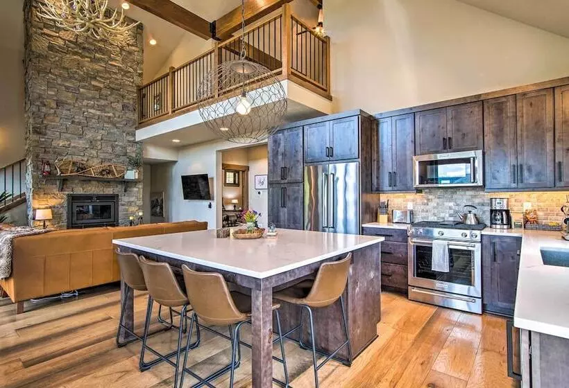 Cle Elum Cabin W/ Hot Tub & Breathtaking View