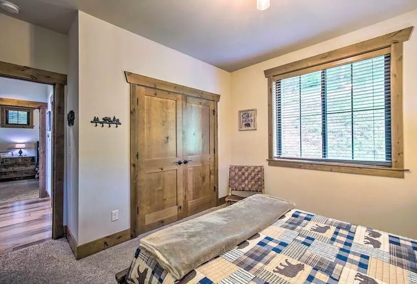 Cle Elum Cabin W/ Hot Tub & Breathtaking View